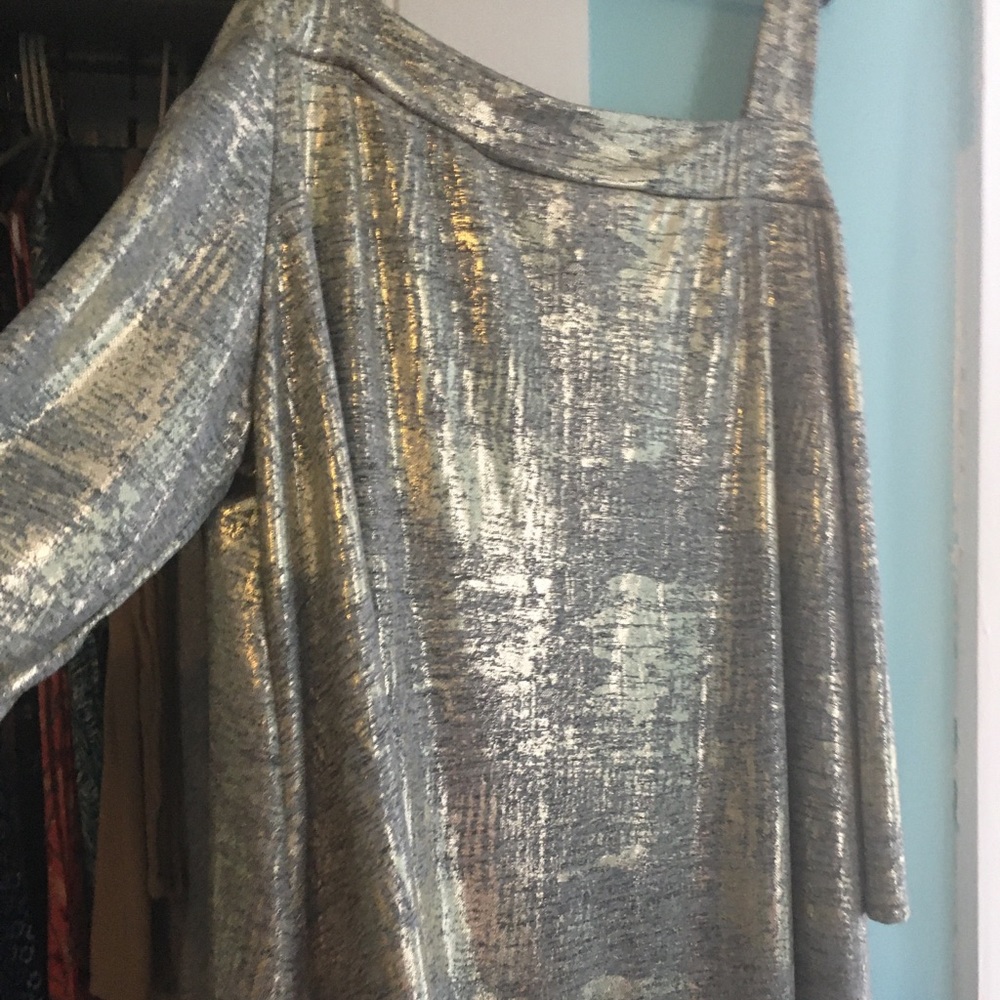 Avenue 24W Shimmery Top